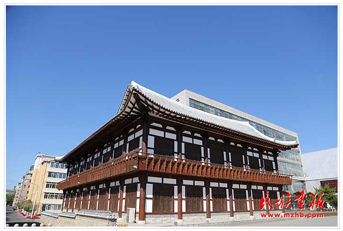以朝鲜族建筑特色建造的中国朝鲜族非物质文化遗产展览馆格外引人注目