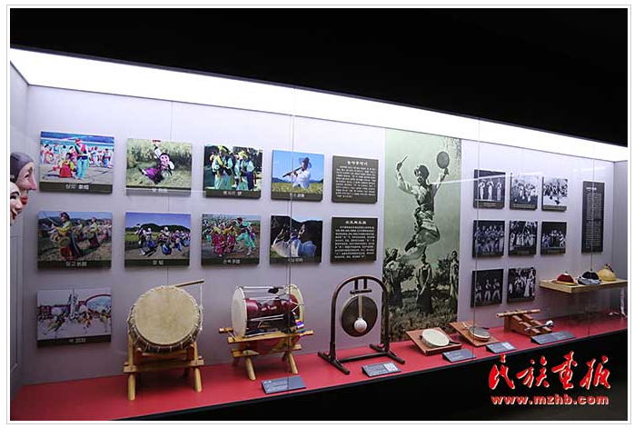 介绍农乐舞的展示区.中国朝鲜族农乐舞,是世界级非物质文化遗产