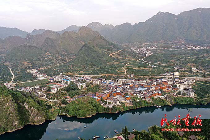 酉水南岸的"艺术小镇"保靖县比耳镇"我的生活跟竹编是分不开的.