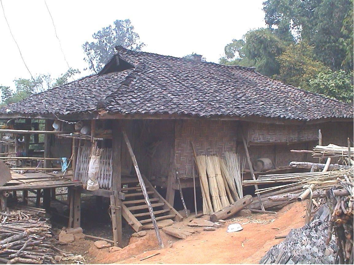 德昂族传统建筑多用木料做框架,梁柱之间均用斧凿穿斗结合而成,不用